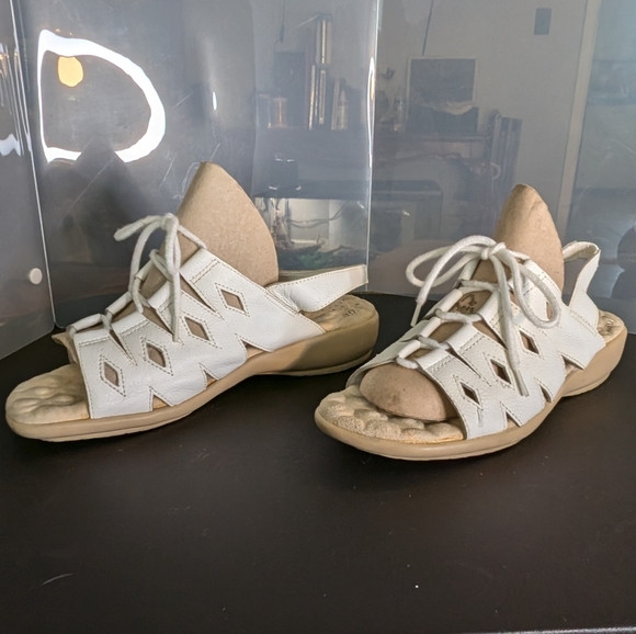 Cobbie Cuddlers 8W vintage ultra comfort white leather lace up gladiator sandals - Picture 9 of 10